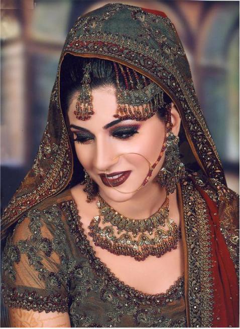 pakistani-bridal-makeup-with-heavy-jewelry-and-expensive-dress